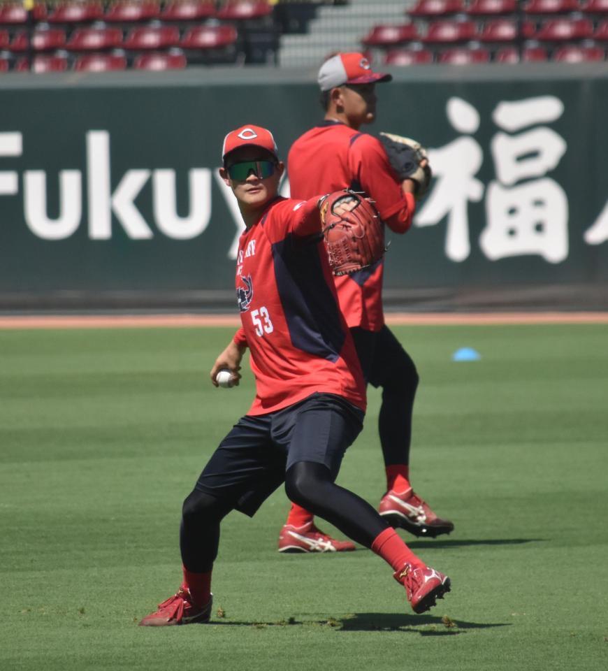 　１軍に合流し、キャッチボールを行う岡本