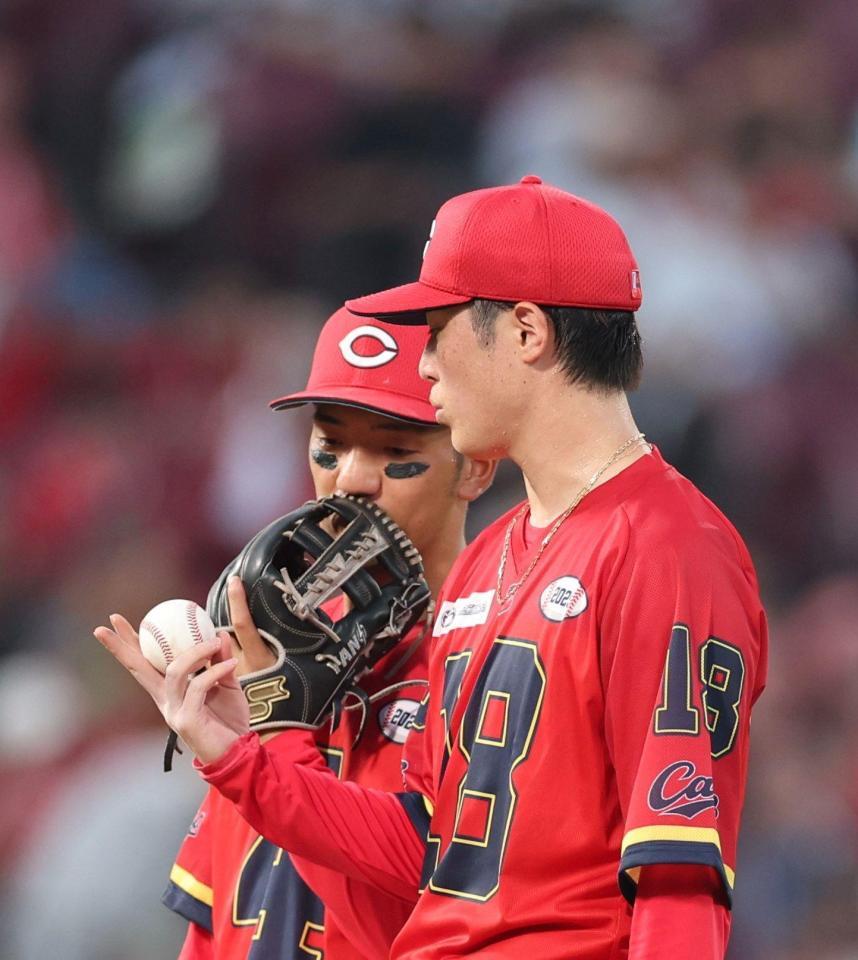 　４回、右手の指先を気にする森下（撮影・市尻達拡）