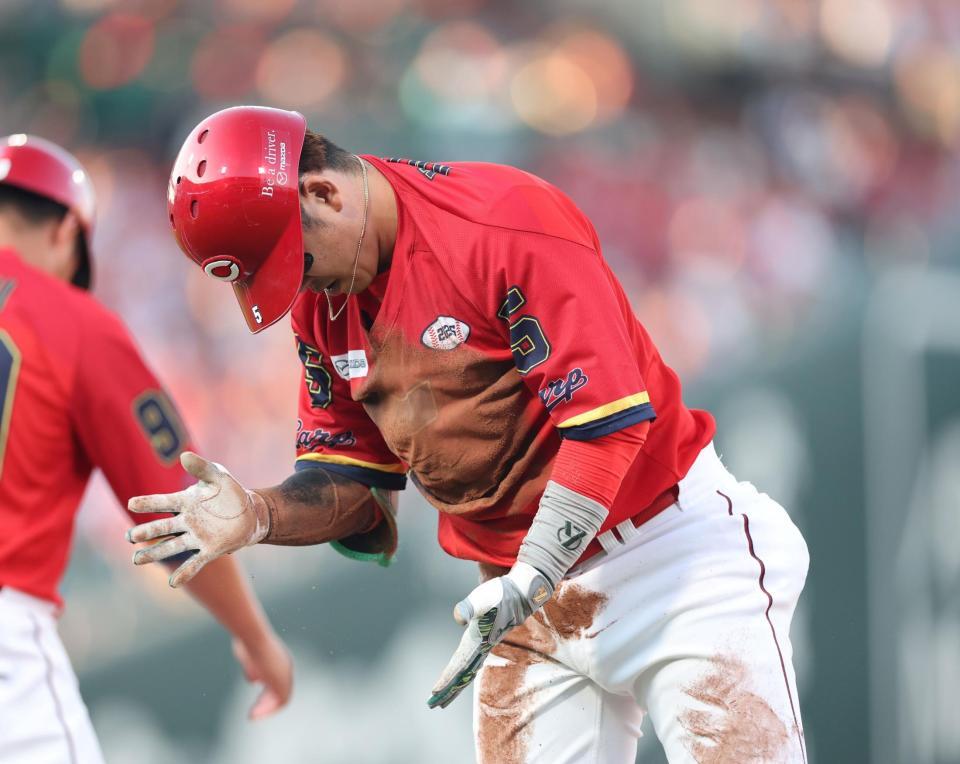 　１回、二ゴロで一塁へヘッドスライディングし、ユニホームを泥だらけにする小園（撮影・市尻達拡）