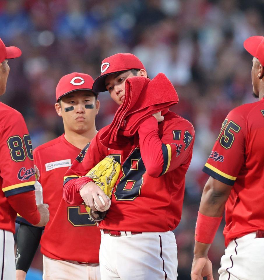 　４回、ピンチを招き、汗をぬぐう森下（撮影・市尻達拡）