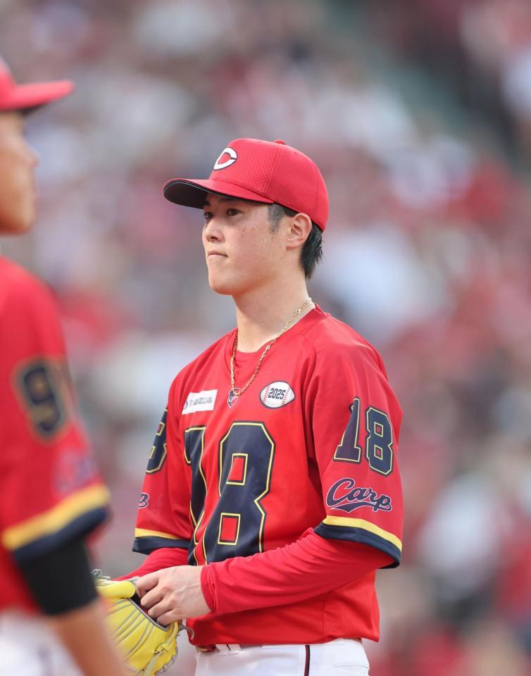 　３回、１失点しベンチに戻る森下（撮影・市尻達拡）