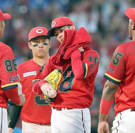 　４回、ピンチを招き、汗を拭う森下（撮影・市尻達拡）