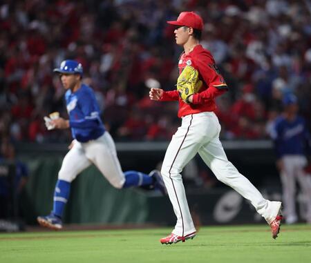 　４回、打席に上林を迎え、暴投により岡林の生還を許す森下（撮影・市尻達拡）