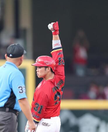 　１回、左中間へのタイムリー二塁打を放ち、拳を突き上げる坂倉（撮影・市尻達拡）