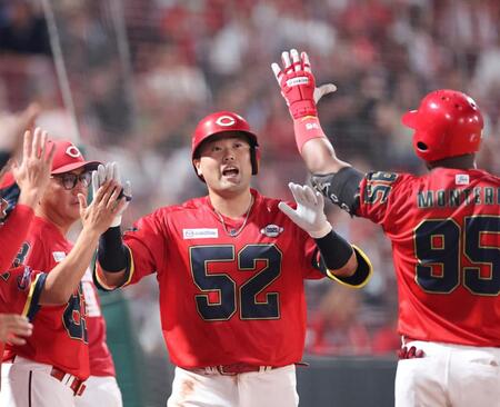 　６回、左越えソロを放ち、タッチを交わす末包（撮影・市尻達拡）