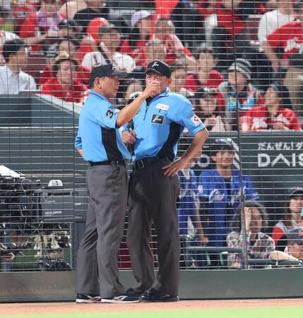 　９回、代走で駿太が出場した際、場内へのアナウンスがないことから、話し合う審判団（撮影・市尻達拡）