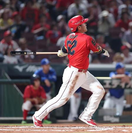 　６回、左越えソロを放つ末包（撮影・市尻達拡）