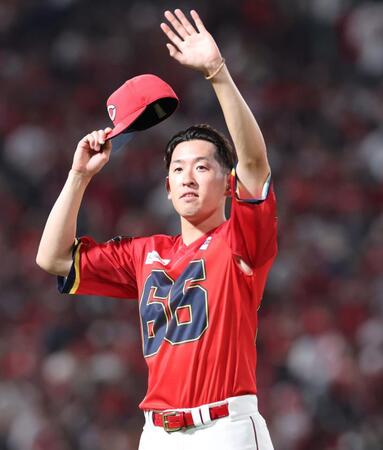 　白星を手にし、鯉党に手を振る遠藤淳志（撮影・市尻達拡）