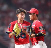 　８回、プロ初登板を無失点で終え、充実感をにじませる辻（撮影・市尻達拡）