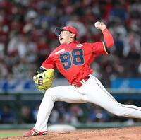 　８回、プロ初登板で１回無失点と好投した辻（撮影・市尻達拡）