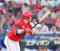 　１回、左中間へのタイムリー二塁打を放つ坂倉（撮影・市尻達拡）