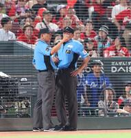 　９回、代走で駿太が出場した際、場内へのアナウンスがないことから、話し合う審判団（撮影・市尻達拡）