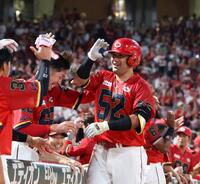 　６回、左越えソロを放ち、遠藤とタッチを交わす末包（撮影・市尻達拡）