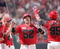 　６回、左越えソロを放ち、タッチを交わす末包（撮影・市尻達拡）