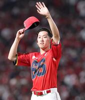 　白星を手にし、鯉党に手を振る遠藤淳志（撮影・市尻達拡）