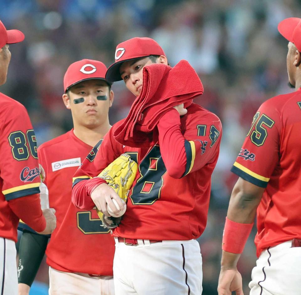 　４回、ピンチを招き、汗を拭う森下（撮影・市尻達拡）