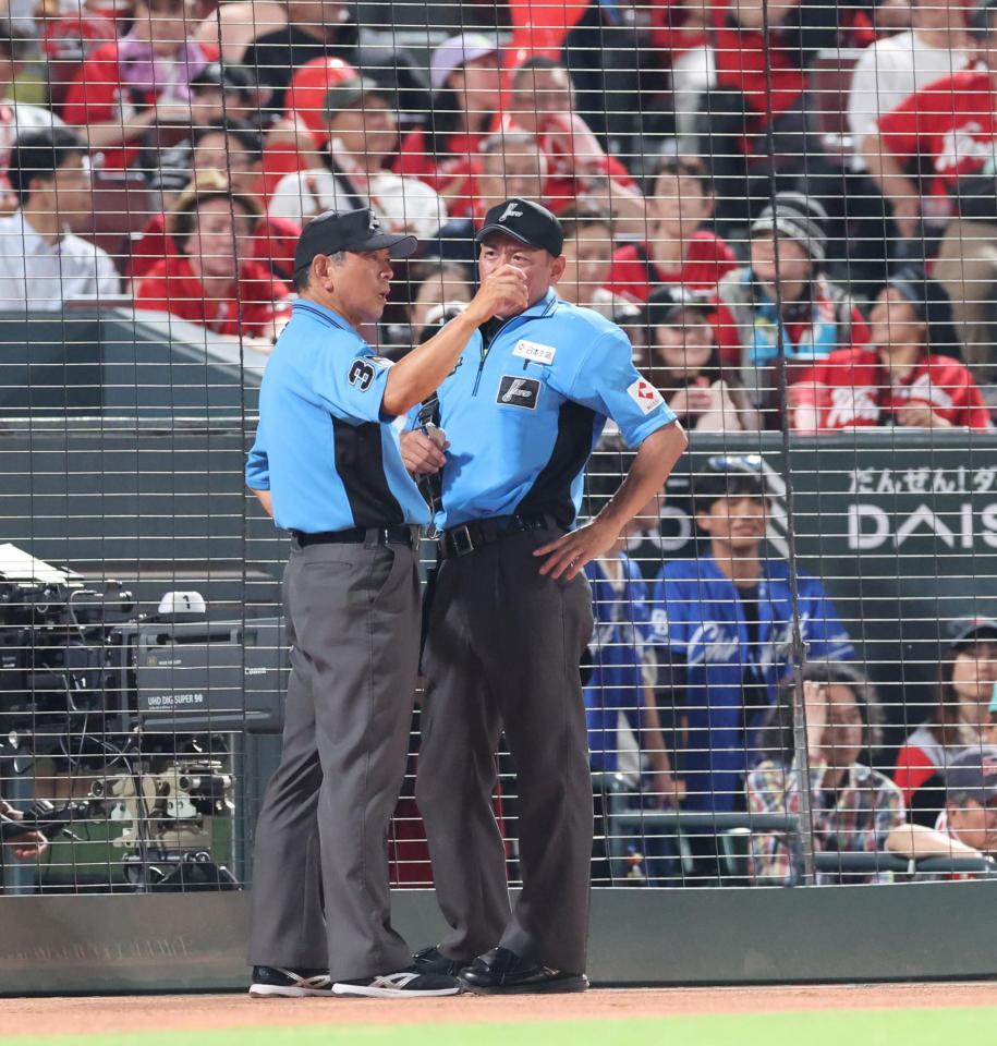 　９回、代走で駿太が出場した際、場内へのアナウンスがないことから、話し合う審判団（撮影・市尻達拡）