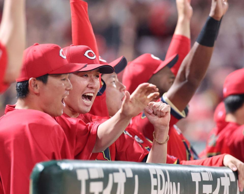 　９回、末包がボスラーの打球を捕球し、力強く拳を握る遠藤（撮影・市尻達拡）