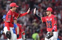 　９回を締め、菊池とタッチを交わす森浦（撮影・市尻達拡）