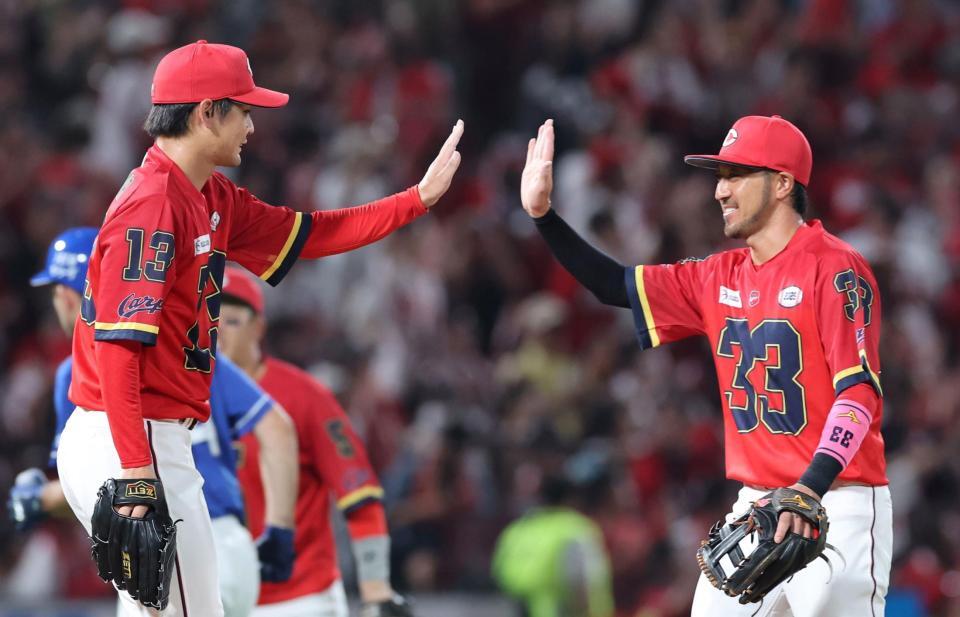 　９回を締め、菊池とタッチを交わす森浦（撮影・市尻達拡）