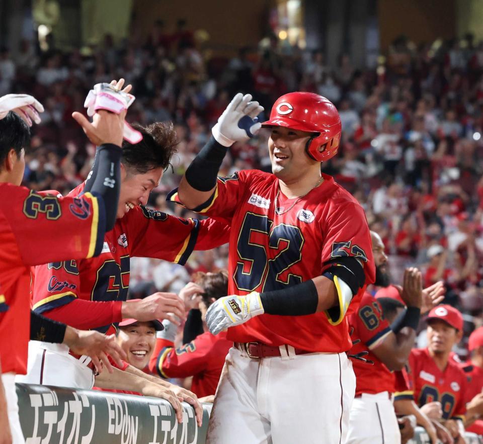 　６回、ソロを放ち、遠藤とタッチを交わす末包