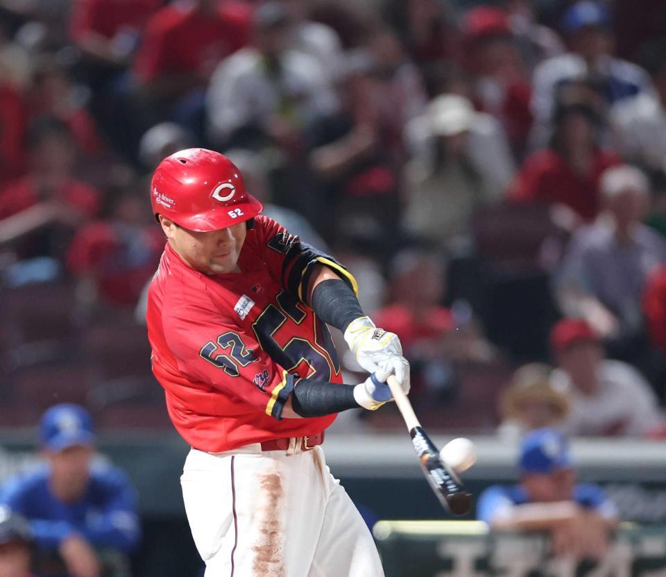 　左越えに一発を放つ末包（撮影・市尻達拡）