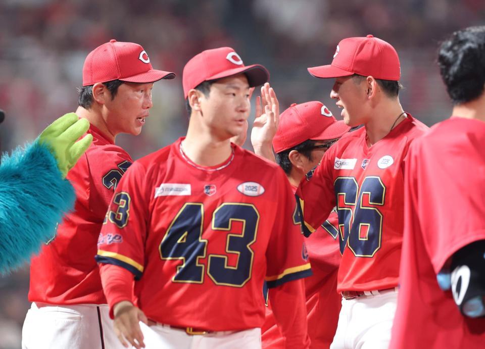 　白星を手にした遠藤とタッチを交わす新井監督（撮影・市尻達拡）