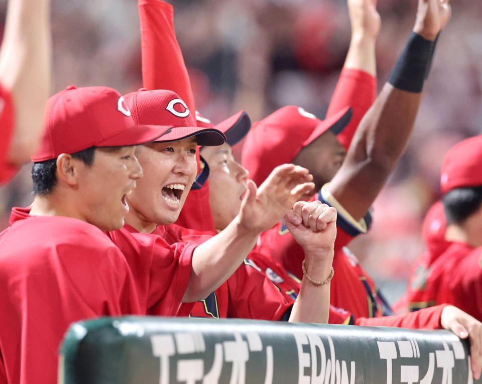 　９回、末包がボスラーの打球を捕球し、力強く拳を握る遠藤（撮影・市尻達拡）