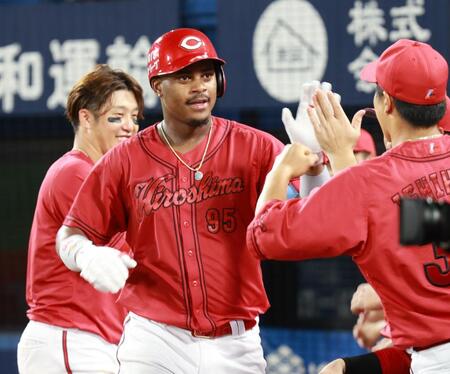 　５回、同点ソロを放ちナインに迎えられるモンテロ（撮影・金田祐二）