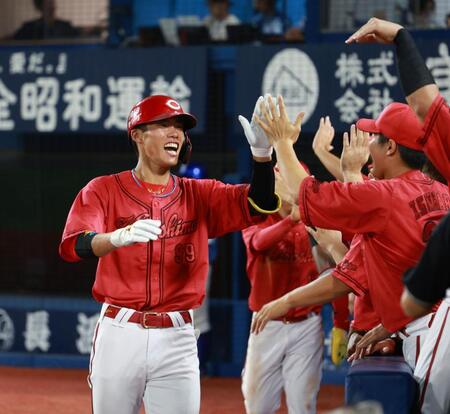 　５回、勝ち越し２ランを放ちナインに迎えられる二俣（撮影・金田祐二）