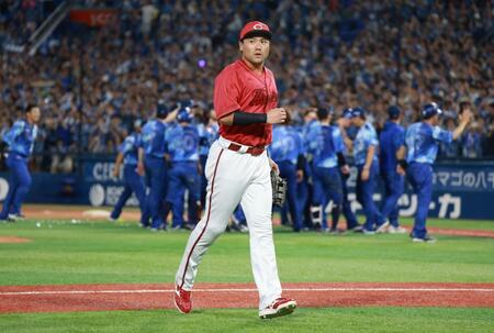 　９回、サヨナラ負けに厳しい表情でベンチに戻る末包（撮影・金田祐二）