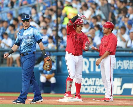 　１回、中前に先制適時打を放ちポーズをきめる小園（撮影・金田祐二）