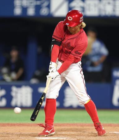 　９回、右前打を放つ羽月（撮影・金田祐二）