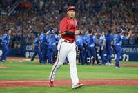 　９回、サヨナラ負けに厳しい表情でベンチに戻る末包（撮影・金田祐二）
