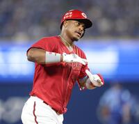 　５回、左中間に同点ソロを放ちポーズをきめるモンテロ（撮影・金田祐二）