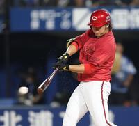 　５回、右前打を放つ床田（撮影・金田祐二）