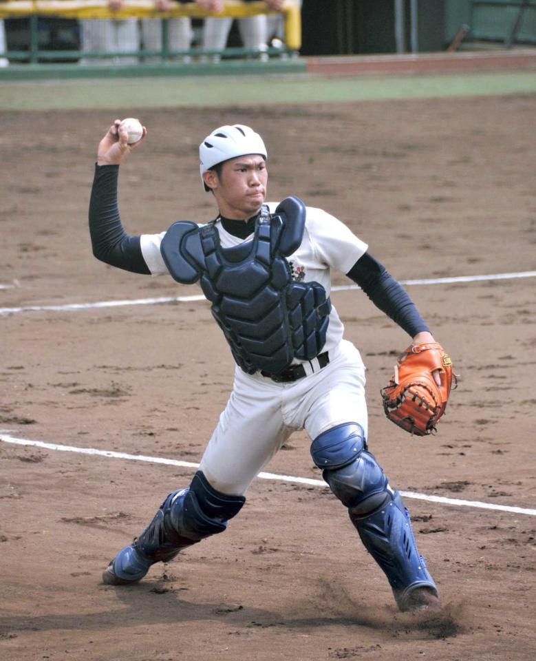 　日大三時代の坂倉。リードやキャッチングなど、捕手としての総合力への評価が高かった