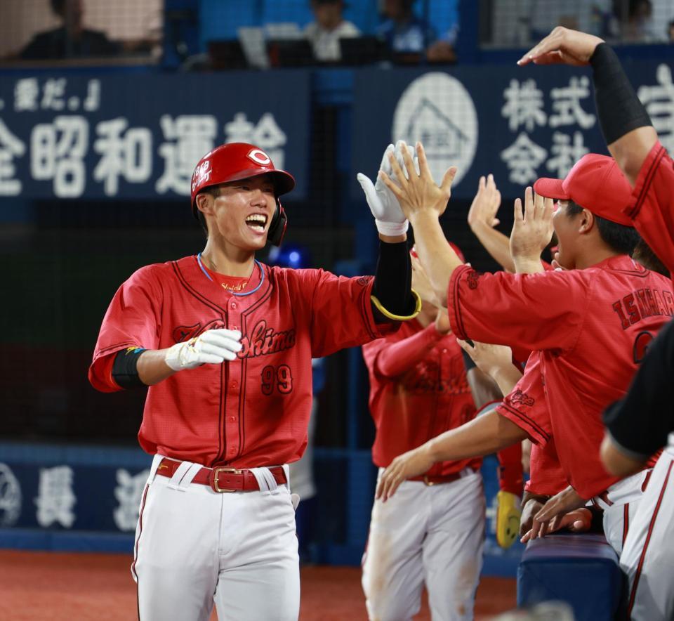 　５回、勝ち越し２ランを放ちナインに迎えられる二俣（撮影・金田祐二）