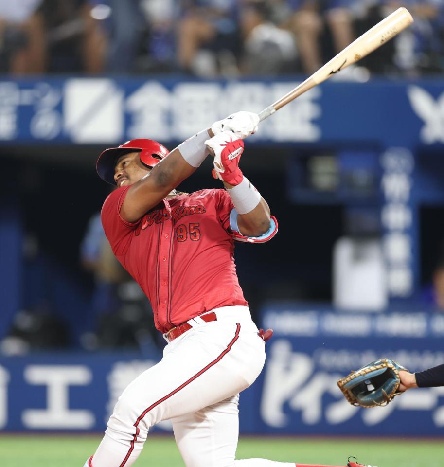 　５回、左中間に同点ソロを放つモンテロ（撮影・金田祐二）