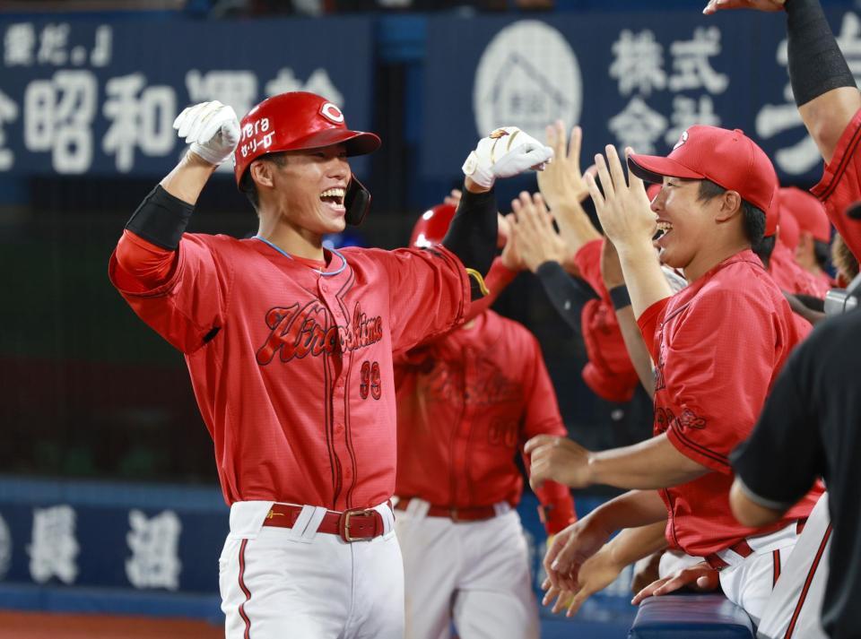 　５回、勝ち越し２ランを放ちナインに迎えられる二俣（撮影・金田祐二）