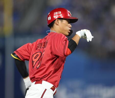 　５回、右中間に勝ち越し２ランを放ちポーズをきめる二俣（撮影・金田祐二）