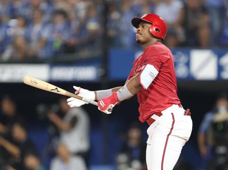 　５回、左中間に同点ソロを放つモンテロ（撮影・金田祐二）