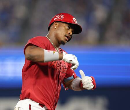 　４回、勝ち越し２ランを放ちポーズをきめるモンテロ（撮影・金田祐二）