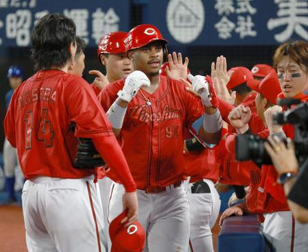 　４回、勝ち越し２ランを放ちナインに迎えられるモンテロ（撮影・金田祐二）