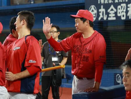 　ナインを迎える新井監督（撮影・金田祐二）