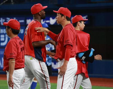 　ナインを迎える新井監督（撮影・金田祐二）