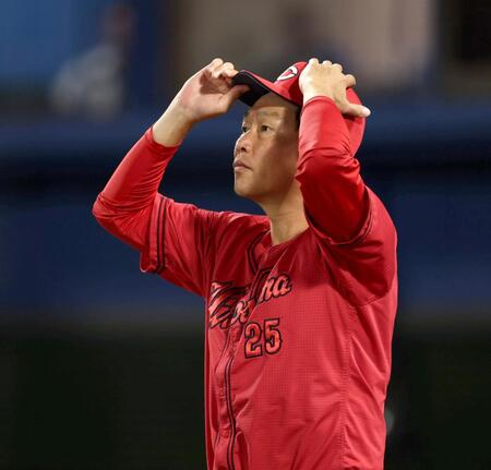 　勝利も引き締まった表情を見せる新井監督（撮影・金田祐二）