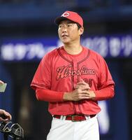 　選手交代を告げ厳しい表情を見せる新井監督（撮影・金田祐二）