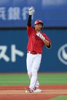 　１回、左越え二塁打を放ち喜ぶ中村奨（撮影・金田祐二）