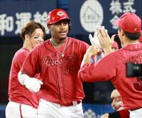 　５回、同点ソロを放ちナインに迎えられるモンテロ（撮影・金田祐二）